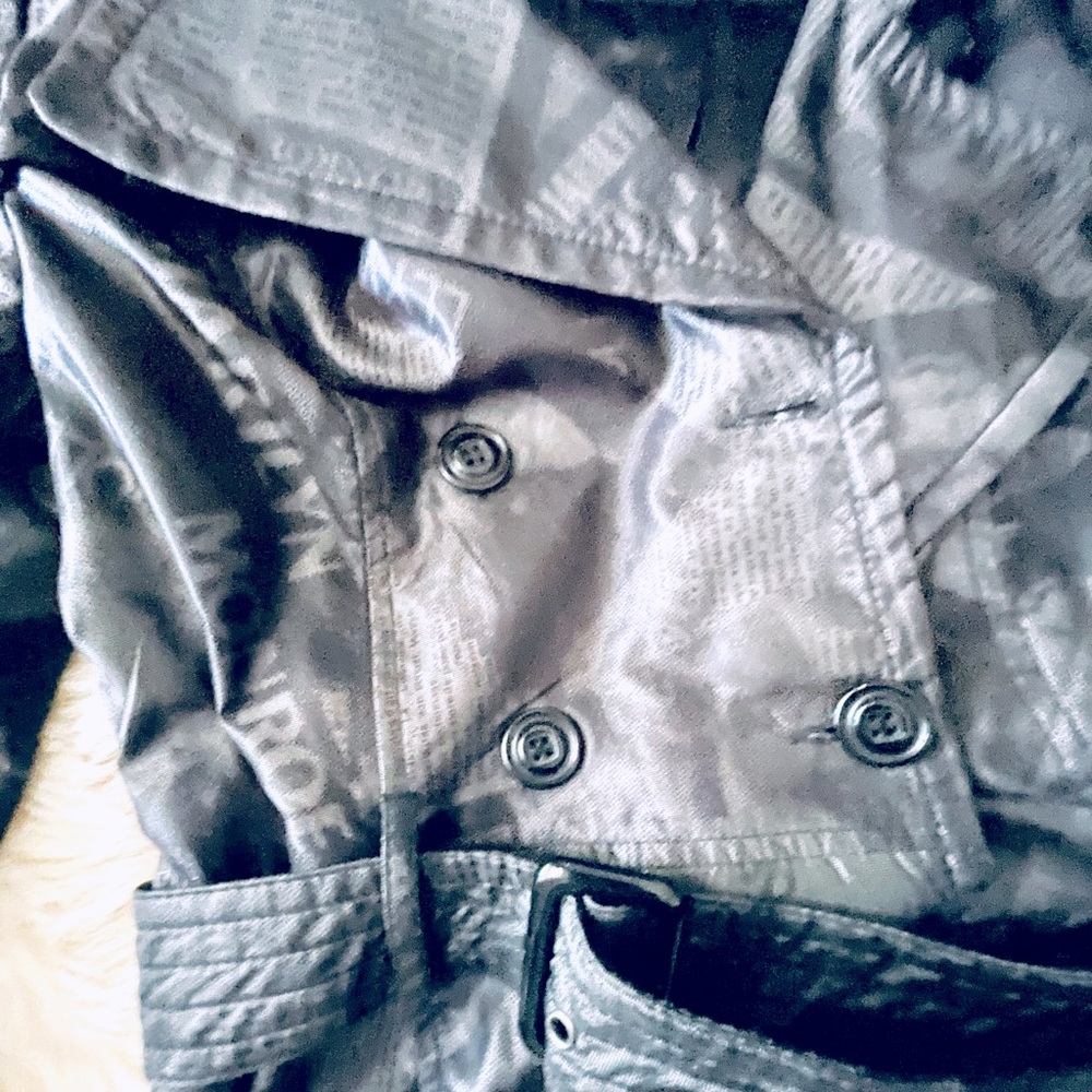 Very Unique Marilyn Trench Coat - Picture 3 of 16